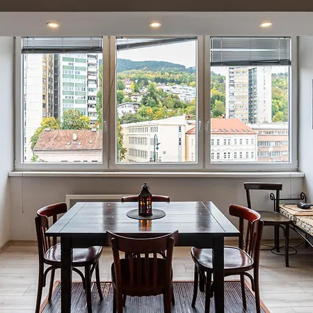 Cinema Courtyard Two Bedroom - Main Street Daire *