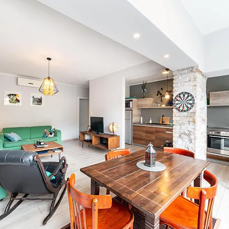 Daire Cinema Courtyard Two Bedroom - Main Street *