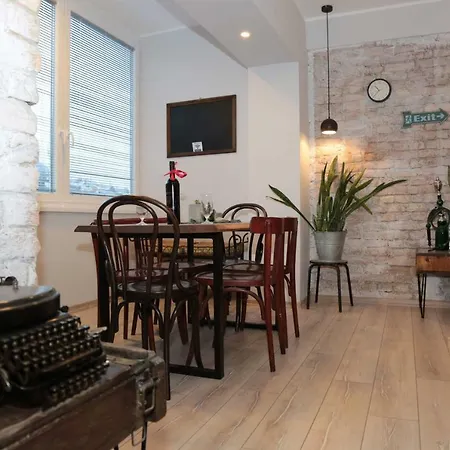 Cinema Courtyard Apartment *